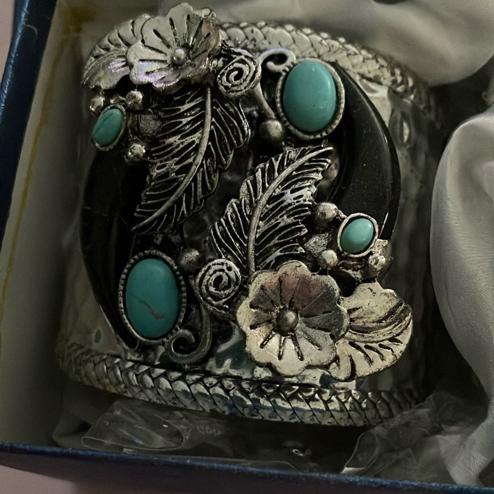 NEW JTV Silver Bracelet with real Turquoise Accents 2.5 widest part cuff NEW